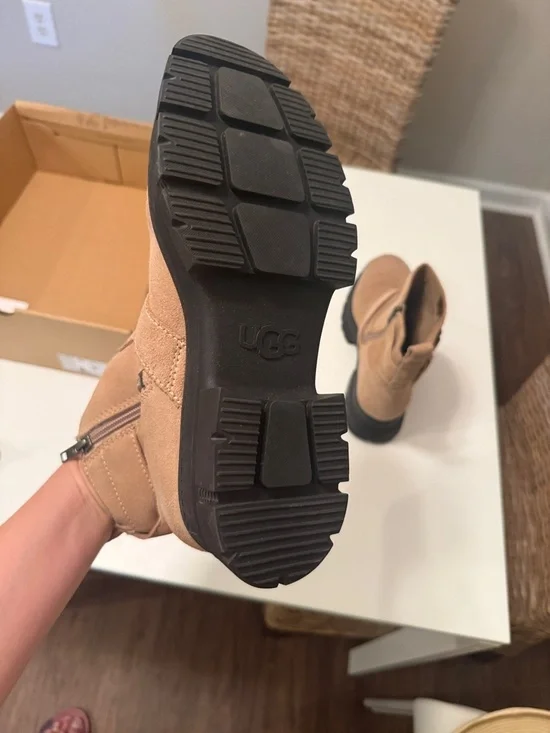 UGG Ashton short Suede Lug Sole Ankle Booties in San size 9 EUC - Picture 12 of 13